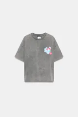 Camiseta oversize de algodón con efecto lavado en color gris, cuello redondo y manga corta. Presenta un estampado gráfico pequeño en el pecho con diseño de nube y cereza.