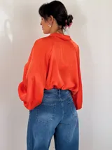 Camisa verde lima de viscosa con cuello clásico, mangas largas abullonadas y puños con botón.