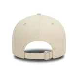 Gorro New Era 9FORTY ajustable, color crema con visera verde, logo del equipo Oakland Athletics bordado en verde y parche conmemorativo del campeonato de 1913 en el lateral.