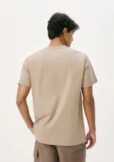 Camiseta marrón de corte recto y mangas cortas.