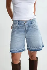 Bermuda de jean negro con ruedo desflecado y bordado con logo en el bolsillo trasero.