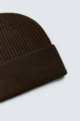 Gorro de punto tejido en mezcla de lana y cashmere, con diseño acanalado y vuelta en el borde.