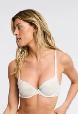 Soutien de lycra color blanco con aro y copa con forma. Breteles fijos con largo regulable.