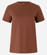 Remera básica de cuello redondo y manga corta con detalle de dobladillo, confeccionada en algodón suave.