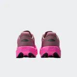 Championes de running New Balance FuelCell Rebel v5, color rosado con entresuela alta y logo N en gris oscuro.