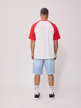 Bermuda de jean celeste con roturas y terminación desflecada.