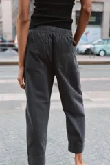 Pantalón de tiro bajo con cintura elástica ajustable mediante cordón, bolsillos delanteros y bolsillos de plastrón en la parte trasera.