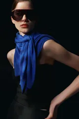 Jersey de punto liso, color azul brillante, con cuello redondo y manga larga. Presenta acabados en rib en puños, cuello y bajo, con aberturas laterales en el ruedo.