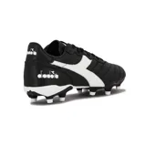 Championes de fútbol Diadora Futbol Italy Md, color negro con detalles en blanco.