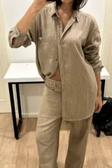 Pantalón jean marrón de lino, de corte recto y tiro alto.