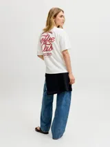 Remera blanca de manga corta, con corte holgado y diseño liso, cuenta con un pequeño estampado en el pecho con la leyenda "Coffee Club".