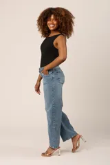 Jean azul claro de corte baggy baloon, con tiro alto y bolsillos laterales.