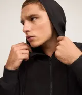 Campera deportiva Get Over con capucha y cierre frontal de cremallera. Presenta un diseño bicolor en tonos grises con estampa lettering en el pecho, bolsillos laterales, puños y bajo elásticos.