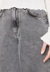 Pantalón de jean gris de tiro alto, corte recto y tobillos ajustados.