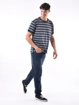 Remera de manga corta color bordó con rayas horizontales azul marino, cuello redondo y puños en contraste.