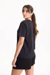 Remera básica 100% algodón de manga corta y corte clásico con cuello redondo.