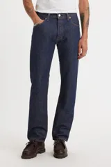 Jeans de corte recto, color azul oscuro, con tiro alto y cierre de botones.