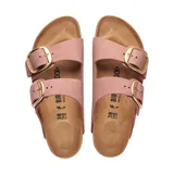 Sandalias Birkenstock modelo Arizona Big Buckle, color rosado, con dos correas ajustables de gamuza y hebillas grandes doradas. Presentan plantilla anatómica de corcho y suela de goma negra.
