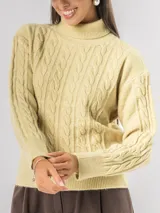 Sweater de tejido de punto con cuello alto y diseño de trenzas verticales en el frente y las mangas. Presenta puños y ruedo acanalados.