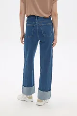 Pantalón de jean azul de corte recto, tiro alto y ruedo con dobladillo.