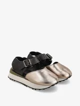 Sandalia de cuero color negro, con tira ancha sobre el empeine con hebilla metálica ajustable, talón cubierto y plataforma con base de goma blanca y suela dentada.