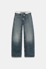 Jeans de mezclilla de tiro medio con diseño de cinturilla doblada y trabillas para cinturón. Cuenta con cinco bolsillos, cierre frontal con cremallera y botón metálico, y corte recto de largo completo.