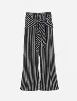 Pantalón palazzo negro con rayas verticales blancas y lazo en la cintura.