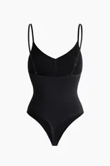 Body tanga de diseño minimalista con efecto modelador en el vientre. Presenta copas forradas con detalle fruncido central, breteles finos ajustables y cierre inferior con botones a presión ocultos. Confeccionado sin aros y con costuras reducidas para mayor comodidad.