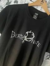 Remera negra de algodón con estampado del logo de Death Note en color blanco.
