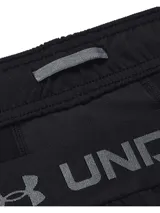 Short deportivo 2 en 1 Under Armour, compuesto por un short exterior tejido ultraligero y un short de compresión integrado. Presenta paneles perforados para ventilación, bolsillos laterales y cintura con cordón ajustable.