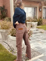 Pantalón de jean color chocolate gastado, de corte recto y flojo, con detalles de apliques de gamuza color óxido.