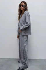 Jean wide leg de tiro alto color gris, con pierna extra ancha y recorte lateral con estampado animal print en tonos grises.