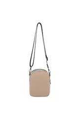 Bandolera pequeña de diseño minimalista en color beige, con cierre superior y correa larga ajustable con logo de la marca. Presenta el logo 'OREIRO LOVE' estampado en el frente.