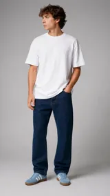 Pantalón de denim azul oscuro con corte regular y diseño clásico de cinco bolsillos.