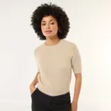 Sweater de punto de textura suave y acabado ligeramente peludo, color beige. Presenta cuello redondo, mangas cortas con terminación acanalada y diseño de corte recto.