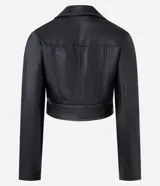 Campera biker cropped confeccionada en cuero sintético negro, con cierre cruzado con cremallera, cuello con solapa, pespuntes contrastantes y bolsillos con cremallera.