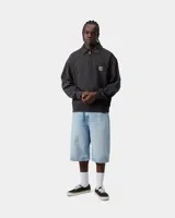 Buzo Carhartt WIP Half Zip Detroit Sweat de color negro, confeccionado en tejido de algodón. Presenta cuello camisero, cierre frontal de media cremallera y un bolsillo con cremallera en el pecho adornado con la etiqueta del logotipo de la marca.
