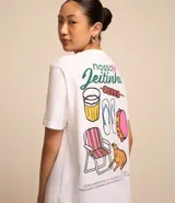 Remera blanca alargada de algodón, con cuello redondo y mangas cortas. Presenta una estampa grande en la espalda con iconos de la cultura brasileña.