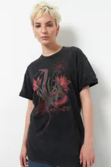 Remerón negro de tela lavada con estampa de serpiente, flores y la palabra 'nature'.