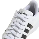 Championes Adidas Grand Court 2.0 de estilo urbano, color blanco con las icónicas tres tiras laterales en negro y detalle en el talón. Diseño de corte bajo con suela de goma resistente.