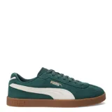 Championes urbanos Puma modelo Club II Era Suede, confeccionados en gamuza color verde oscuro con la icónica franja lateral en blanco. Presentan suela de goma color caramelo y logo de la marca en dorado.
