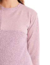 Buzo de manga larga con diseño de paneles combinados en diferentes texturas de tejido gris. Presenta cuello a la base y aberturas laterales en el ruedo.