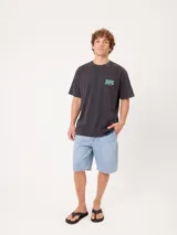 Remera de algodón blanca de corte holgado, con estampa en la espalda de estilo vintage inspirada en el surf.