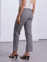 Pantalón largo de vestir a rayas verticales blancas y negras, de gabardina elastizada.