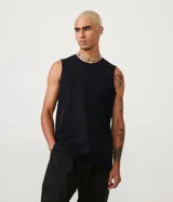 Musculosa básica para hombre de corte recto y cuello redondo, confeccionada en tejido de algodón. Presenta un diseño liso con un pequeño tag decorativo en el bajo.