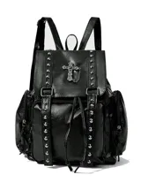 Mochila de cuero sintético negro con acabado texturizado, decorada con tachas metálicas plateadas y un dije de cruz con cadena. Cuenta con cierre de solapa con hebillas, cordón ajustable y bolsillos laterales.