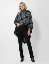 Capa de tejido cuadrille en tonos grises, negros y blancos, con cuello alto y cierre frontal mediante botón tipo trenca.