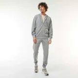 Pantalón de jogging gris liso, de corte recto y tiro medio, con cintura elástica y cordón ajustable.