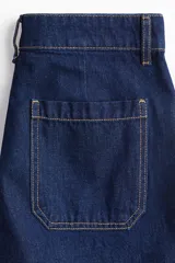 Short de denim de algodón, de tiro alto y color azul, con bolsillos delanteros decorados con ribetes trenzados.