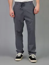 Pantalón de vestir gris con corte recto, cintura con cordón ajustable y bolsillos laterales.